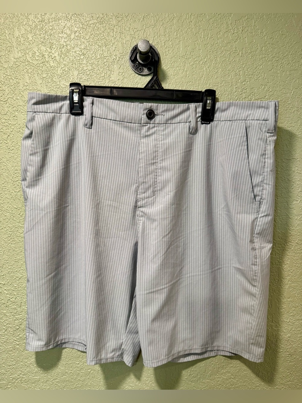 Hurley Men's Light Gray Pinstripe Shorts 38
